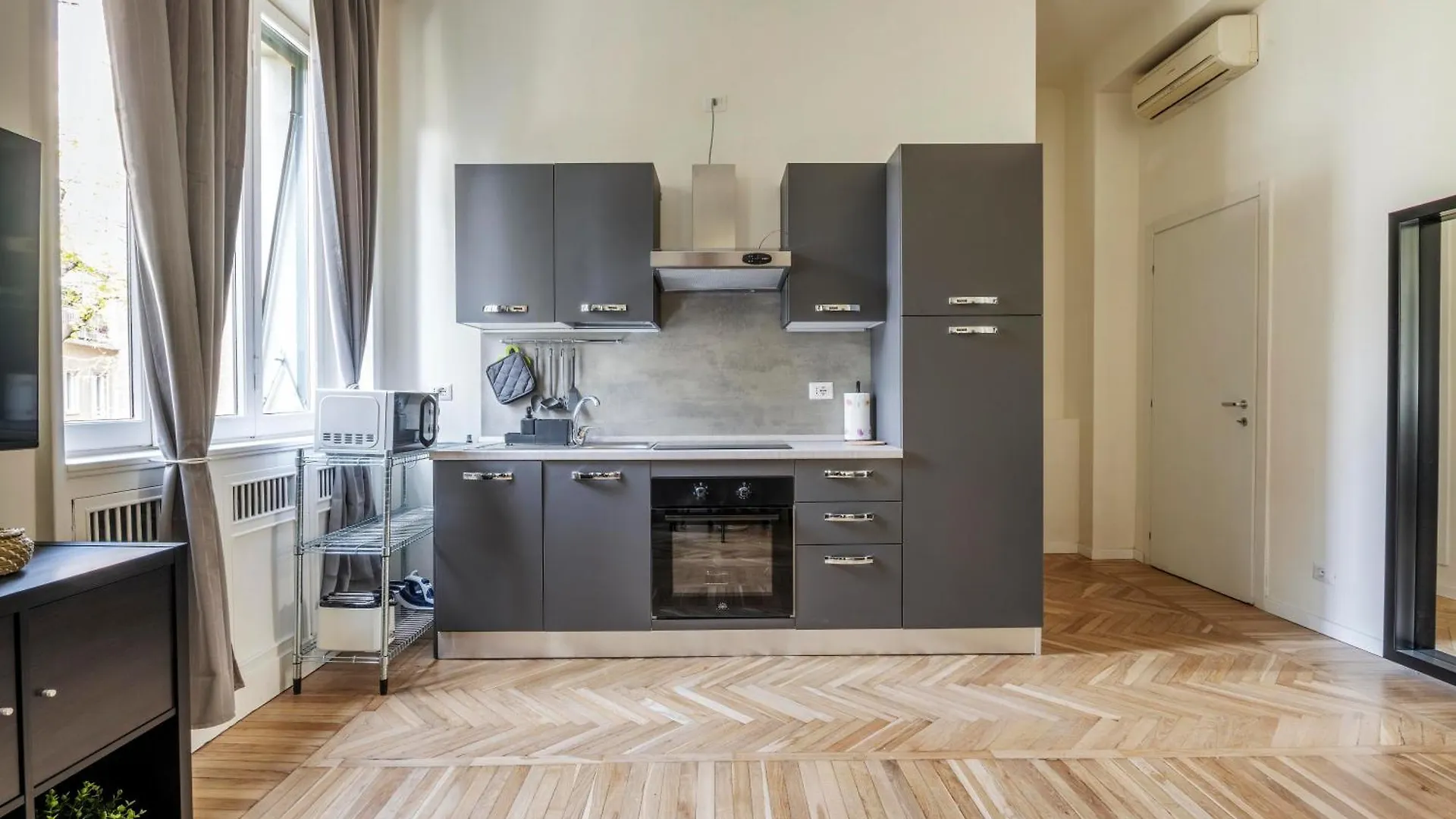 Elegant Brand New Apartments Near Duomo Mediolan 0*,  Włochy